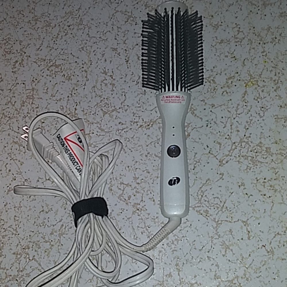 COPY - 💙VOLUMIZER HEAT BRUSH

Volumize & smooth.